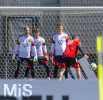 28.05.2026, Fussball DFB-Nationalmannschaft Deutschland, Trainingslager vor der WM in Herzogenaurach, im Homeground bei ADIDAS. Erste Trainingseinheit auf dem Adidas-Sportplatz, v.li: Torwart Oliver Baumann (Deutschland), Torwart Jonas Urbig (GER), Torwart Alexander Nübel (Deutschland) mit dem Torwarttrainer Andreas Kronenberg (Deutschland)  