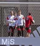 28.05.2026, Fussball DFB-Nationalmannschaft Deutschland, Trainingslager vor der WM in Herzogenaurach, im Homeground bei ADIDAS. Erste Trainingseinheit auf dem Adidas-Sportplatz, v.li: Torwart Oliver Baumann (Deutschland), Torwart Jonas Urbig (GER), Torwart Alexander Nübel (Deutschland) mit dem Torwarttrainer Andreas Kronenberg (Deutschland)  