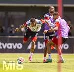 28.05.2026, Fussball DFB-Nationalmannschaft Deutschland, Trainingslager vor der WM in Herzogenaurach, im Homeground bei ADIDAS. Erste Trainingseinheit auf dem Adidas-Sportplatz, Jamal Musiala (Deutschland) am Ball gegen Jonathan Tah (Deutschland) und Malick Thiaw (re, Deutschland) 