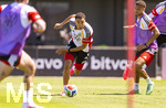 28.05.2026, Fussball DFB-Nationalmannschaft Deutschland, Trainingslager vor der WM in Herzogenaurach, im Homeground bei ADIDAS. Erste Trainingseinheit auf dem Adidas-Sportplatz, Jamal Musiala (Deutschland) am Ball gegen Jonathan Tah (Deutschland) und Malick Thiaw (re, Deutschland) 