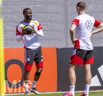 28.05.2026, Fussball DFB-Nationalmannschaft Deutschland, Trainingslager vor der WM in Herzogenaurach, im Homeground bei ADIDAS. Erste Trainingseinheit auf dem Adidas-Sportplatz, Antonio Rüdiger (Deutschland) mit einem Medizinball 