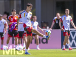 28.05.2026, Fussball DFB-Nationalmannschaft Deutschland, Trainingslager vor der WM in Herzogenaurach, im Homeground bei ADIDAS. Erste Trainingseinheit auf dem Adidas-Sportplatz, Alexander Pavlovic (Deutschland) am Ball 