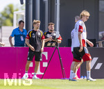 28.05.2026, Fussball DFB-Nationalmannschaft Deutschland, Trainingslager vor der WM in Herzogenaurach, im Homeground bei ADIDAS. Erste Trainingseinheit auf dem Adidas-Sportplatz, Körperanalyse-Team mit dem Empfänger für die Fitnessdaten der Spieler-Brustgurte.  li: Datenanalyst Claudius Müller (DFB), re: Nick Woltemade (Deutschland) 