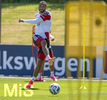 28.05.2026, Fussball DFB-Nationalmannschaft Deutschland, Trainingslager vor der WM in Herzogenaurach, im Homeground bei ADIDAS. Erste Trainingseinheit auf dem Adidas-Sportplatz, Jonathan Tah (Deutschland) Schuss
