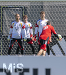 28.05.2026, Fussball DFB-Nationalmannschaft Deutschland, Trainingslager vor der WM in Herzogenaurach, im Homeground bei ADIDAS. Erste Trainingseinheit auf dem Adidas-Sportplatz, v.li: Torwart Oliver Baumann (Deutschland), Torwart Jonas Urbig (GER), Torwart Alexander Nübel (Deutschland) mit dem Torwarttrainer Andreas Kronenberg (Deutschland)  