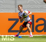 28.05.2026, Fussball DFB-Nationalmannschaft Deutschland, Trainingslager vor der WM in Herzogenaurach, im Homeground bei ADIDAS. Erste Trainingseinheit auf dem Adidas-Sportplatz, Joshua Kimmich (Deutschland)  mit einem Medizinball 