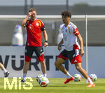 28.05.2026, Fussball DFB-Nationalmannschaft Deutschland, Trainingslager vor der WM in Herzogenaurach, im Homeground bei ADIDAS. Erste Trainingseinheit auf dem Adidas-Sportplatz,  Nathaniel Brown (re, Deutschland), beobachtet von: Bundestrainer Julian Nagelsmann (Deutschland) 