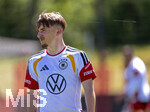 28.05.2026, Fussball DFB-Nationalmannschaft Deutschland, Trainingslager vor der WM in Herzogenaurach, im Homeground bei ADIDAS. Erste Trainingseinheit auf dem Adidas-Sportplatz, Lennart Karl (Deutschland) zieht einen Spinnennetz-Faden in den Harren mit