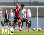 28.05.2026, Fussball DFB-Nationalmannschaft Deutschland, Trainingslager vor der WM in Herzogenaurach, im Homeground bei ADIDAS. Erste Trainingseinheit auf dem Adidas-Sportplatz, vorne: Nathaniel Brown (Deutschland), beobachtet von hi: Bundestrainer Julian Nagelsmann (Deutschland) 