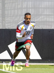 28.05.2026, Fussball DFB-Nationalmannschaft Deutschland, Trainingslager vor der WM in Herzogenaurach, im Homeground bei ADIDAS. Erste Trainingseinheit auf dem Adidas-Sportplatz, Jamie Leweling (Deutschland) beim Gummibandtraining 