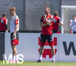 28.05.2026, Fussball DFB-Nationalmannschaft Deutschland, Trainingslager vor der WM in Herzogenaurach, im Homeground bei ADIDAS. Erste Trainingseinheit auf dem Adidas-Sportplatz, re: Bundestrainer Julian Nagelsmann (Deutschland) beobachtet Joshua Kimmich (Deutschland) 