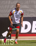 28.05.2026, Fussball DFB-Nationalmannschaft Deutschland, Trainingslager vor der WM in Herzogenaurach, im Homeground bei ADIDAS. Erste Trainingseinheit auf dem Adidas-Sportplatz, Waldemar Anton (Deutschland) mit dem Gummibandtraining 