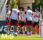28.05.2026, Fussball DFB-Nationalmannschaft Deutschland, Trainingslager vor der WM in Herzogenaurach, im Homeground bei ADIDAS. Erste Trainingseinheit auf dem Adidas-Sportplatz, Gute Laune überall, Nico Schlotterbeck (Deutschland), Jamie Leweling (Deutschland), Malick Thiaw (Deutschland), Pascal Groß (Deutschland), Nadiem Amiri (Deutschland),  