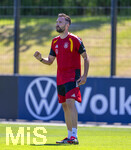28.05.2026, Fussball DFB-Nationalmannschaft Deutschland, Trainingslager vor der WM in Herzogenaurach, im Homeground bei ADIDAS. Erste Trainingseinheit auf dem Adidas-Sportplatz, Athletiktrainer Bram Geers (GER) gibt Anweisungen