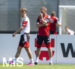 28.05.2026, Fussball DFB-Nationalmannschaft Deutschland, Trainingslager vor der WM in Herzogenaurach, im Homeground bei ADIDAS. Erste Trainingseinheit auf dem Adidas-Sportplatz, re: Bundestrainer Julian Nagelsmann (Deutschland) beobachtet Joshua Kimmich (Deutschland) 