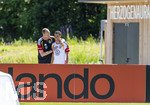 28.05.2026, Fussball DFB-Nationalmannschaft Deutschland, Trainingslager vor der WM in Herzogenaurach, im Homeground bei ADIDAS. Erste Trainingseinheit auf dem Adidas-Sportplatz, v.li: Mannschaftsarzt Dr. Jochen Hahne (GER und FCB) umarmt Jamal Musiala (Bayern München) 