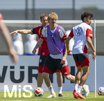 28.05.2026, Fussball DFB-Nationalmannschaft Deutschland, Trainingslager vor der WM in Herzogenaurach, im Homeground bei ADIDAS. Erste Trainingseinheit auf dem Adidas-Sportplatz, Bundestrainer Julian Nagelsmann (Deutschland) gibt Anweisungen, vorne: Nick Woltemade (Deutschland) 