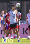 28.05.2026, Fussball DFB-Nationalmannschaft Deutschland, Trainingslager vor der WM in Herzogenaurach, im Homeground bei ADIDAS. Erste Trainingseinheit auf dem Adidas-Sportplatz, Alexander Pavlovic (Deutschland) am Ball 
