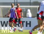 28.05.2026, Fussball DFB-Nationalmannschaft Deutschland, Trainingslager vor der WM in Herzogenaurach, im Homeground bei ADIDAS. Erste Trainingseinheit auf dem Adidas-Sportplatz, Bundestrainer Julian Nagelsmann (hi, Deutschland) beobachtet Leroy Sane (Deutschland) 