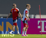 28.05.2026, Fussball DFB-Nationalmannschaft Deutschland, Trainingslager vor der WM in Herzogenaurach, im Homeground bei ADIDAS. Erste Trainingseinheit auf dem Adidas-Sportplatz, Lennart Karl (re, Deutschland) beobachtet von Bundestrainer Julian Nagelsmann (hinten, Deutschland) 