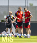 28.05.2026, Fussball DFB-Nationalmannschaft Deutschland, Trainingslager vor der WM in Herzogenaurach, im Homeground bei ADIDAS. Erste Trainingseinheit auf dem Adidas-Sportplatz, v.li: Bundestrainer Julian Nagelsmann (Deutschland) und Assistenztrainer für Standards Mads Buttgereit (DFB) diskutieren den Trainingsplan.