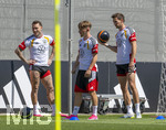 28.05.2026, Fussball DFB-Nationalmannschaft Deutschland, Trainingslager vor der WM in Herzogenaurach, im Homeground bei ADIDAS. Erste Trainingseinheit auf dem Adidas-Sportplatz, von links: David Raum (Deutschland), Lennart Karl (Deutschland), Leon Goretzka (Deutschland) 
