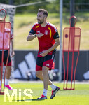 28.05.2026, Fussball DFB-Nationalmannschaft Deutschland, Trainingslager vor der WM in Herzogenaurach, im Homeground bei ADIDAS. Erste Trainingseinheit auf dem Adidas-Sportplatz, Athletiktrainer Bram Geers (GER) gibt Anweisungen