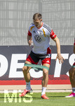 28.05.2026, Fussball DFB-Nationalmannschaft Deutschland, Trainingslager vor der WM in Herzogenaurach, im Homeground bei ADIDAS. Erste Trainingseinheit auf dem Adidas-Sportplatz, Nico Schlotterbeck (Deutschland) beim Gummibandtraining 