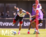 28.05.2026, Fussball DFB-Nationalmannschaft Deutschland, Trainingslager vor der WM in Herzogenaurach, im Homeground bei ADIDAS. Erste Trainingseinheit auf dem Adidas-Sportplatz, Jamal Musiala (Deutschland) am Ball gegen Jonathan Tah (Deutschland) und Malick Thiaw (re, Deutschland) 