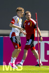 28.05.2026, Fussball DFB-Nationalmannschaft Deutschland, Trainingslager vor der WM in Herzogenaurach, im Homeground bei ADIDAS. Erste Trainingseinheit auf dem Adidas-Sportplatz, Lennart Karl (li, Deutschland) beobachtet von Bundestrainer Julian Nagelsmann (Deutschland) 