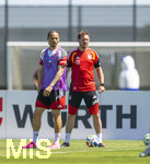 28.05.2026, Fussball DFB-Nationalmannschaft Deutschland, Trainingslager vor der WM in Herzogenaurach, im Homeground bei ADIDAS. Erste Trainingseinheit auf dem Adidas-Sportplatz, Bundestrainer Julian Nagelsmann (hi, Deutschland) beobachtet Leroy Sane (Deutschland) 