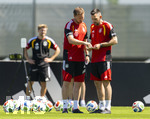 28.05.2026, Fussball DFB-Nationalmannschaft Deutschland, Trainingslager vor der WM in Herzogenaurach, im Homeground bei ADIDAS. Erste Trainingseinheit auf dem Adidas-Sportplatz, v.li: Bundestrainer Julian Nagelsmann (Deutschland) und Assistenztrainer für Standards Mads Buttgereit (DFB) diskutieren den Trainingsplan.