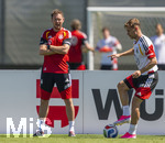28.05.2026, Fussball DFB-Nationalmannschaft Deutschland, Trainingslager vor der WM in Herzogenaurach, im Homeground bei ADIDAS. Erste Trainingseinheit auf dem Adidas-Sportplatz, li: Bundestrainer Julian Nagelsmann (Deutschland) beobachtet Joshua Kimmich (Deutschland) 
