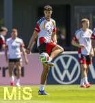 28.05.2026, Fussball DFB-Nationalmannschaft Deutschland, Trainingslager vor der WM in Herzogenaurach, im Homeground bei ADIDAS. Erste Trainingseinheit auf dem Adidas-Sportplatz, Alexander Pavlovic (Deutschland) am Ball 