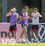 28.05.2026, Fussball DFB-Nationalmannschaft Deutschland, Trainingslager vor der WM in Herzogenaurach, im Homeground bei ADIDAS. Erste Trainingseinheit auf dem Adidas-Sportplatz, Leon Goretzka (Deutschland), Maximilian Beier (Deutschland), Alexander Pavlovic (Deutschland) trinkpause