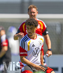 28.05.2026, Fussball DFB-Nationalmannschaft Deutschland, Trainingslager vor der WM in Herzogenaurach, im Homeground bei ADIDAS. Erste Trainingseinheit auf dem Adidas-Sportplatz, vorne: Nathaniel Brown (Deutschland), beobachtet von hi: Bundestrainer Julian Nagelsmann (Deutschland) 