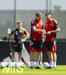 28.05.2026, Fussball DFB-Nationalmannschaft Deutschland, Trainingslager vor der WM in Herzogenaurach, im Homeground bei ADIDAS. Erste Trainingseinheit auf dem Adidas-Sportplatz, v.li: Bundestrainer Julian Nagelsmann (Deutschland) und Assistenztrainer für Standards Mads Buttgereit (DFB) diskutieren den Trainingsplan.