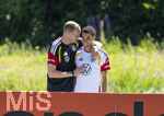 28.05.2026, Fussball DFB-Nationalmannschaft Deutschland, Trainingslager vor der WM in Herzogenaurach, im Homeground bei ADIDAS. Erste Trainingseinheit auf dem Adidas-Sportplatz, v.li: Mannschaftsarzt Dr. Jochen Hahne (GER und FCB) umarmt Jamal Musiala (Bayern München) 