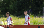 28.05.2026, Fussball DFB-Nationalmannschaft Deutschland, Trainingslager vor der WM in Herzogenaurach, im Homeground bei ADIDAS. Erste Trainingseinheit auf dem Adidas-Sportplatz, v.li: Joshua Kimmich (Deutschland), Nico Schlotterbeck (Deutschland) vor einer Blumenwiese
