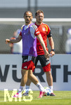 28.05.2026, Fussball DFB-Nationalmannschaft Deutschland, Trainingslager vor der WM in Herzogenaurach, im Homeground bei ADIDAS. Erste Trainingseinheit auf dem Adidas-Sportplatz, Bundestrainer Julian Nagelsmann (hi, Deutschland) beobachtet Leroy Sane (Deutschland) 