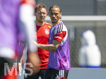 28.05.2026, Fussball DFB-Nationalmannschaft Deutschland, Trainingslager vor der WM in Herzogenaurach, im Homeground bei ADIDAS. Erste Trainingseinheit auf dem Adidas-Sportplatz, Bundestrainer Julian Nagelsmann (Deutschland) beobachtet Leroy Sane (Deutschland) 
