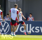 28.05.2026, Fussball DFB-Nationalmannschaft Deutschland, Trainingslager vor der WM in Herzogenaurach, im Homeground bei ADIDAS. Erste Trainingseinheit auf dem Adidas-Sportplatz, Leon Goretzka (re, Deutschland) und Florian Wirtz (li, Deutschland) am Rand