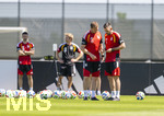 28.05.2026, Fussball DFB-Nationalmannschaft Deutschland, Trainingslager vor der WM in Herzogenaurach, im Homeground bei ADIDAS. Erste Trainingseinheit auf dem Adidas-Sportplatz, v.li: Bundestrainer Julian Nagelsmann (Deutschland) und Assistenztrainer für Standards Mads Buttgereit (DFB) diskutieren den Trainingsplan.