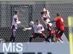 28.05.2026, Fussball DFB-Nationalmannschaft Deutschland, Trainingslager vor der WM in Herzogenaurach, im Homeground bei ADIDAS. Erste Trainingseinheit auf dem Adidas-Sportplatz, v.li: Torwart Oliver Baumann (Deutschland), Torwart Jonas Urbig (GER), Torwart Alexander Nübel (Deutschland) mit dem Torwarttrainer Andreas Kronenberg (Deutschland)  