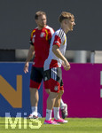 28.05.2026, Fussball DFB-Nationalmannschaft Deutschland, Trainingslager vor der WM in Herzogenaurach, im Homeground bei ADIDAS. Erste Trainingseinheit auf dem Adidas-Sportplatz, Lennart Karl (re, Deutschland) beobachtet von Bundestrainer Julian Nagelsmann (hinten, Deutschland) 