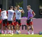 28.05.2026, Fussball DFB-Nationalmannschaft Deutschland, Trainingslager vor der WM in Herzogenaurach, im Homeground bei ADIDAS. Erste Trainingseinheit auf dem Adidas-Sportplatz,  Leroy Sane (Deutschland), Maximilian Beier (Deutschland)  trinkpause
