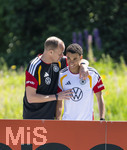 28.05.2026, Fussball DFB-Nationalmannschaft Deutschland, Trainingslager vor der WM in Herzogenaurach, im Homeground bei ADIDAS. Erste Trainingseinheit auf dem Adidas-Sportplatz, v.li: Mannschaftsarzt Dr. Jochen Hahne (GER und FCB) umarmt Jamal Musiala (Bayern München) 
