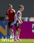 28.05.2026, Fussball DFB-Nationalmannschaft Deutschland, Trainingslager vor der WM in Herzogenaurach, im Homeground bei ADIDAS. Erste Trainingseinheit auf dem Adidas-Sportplatz, Lennart Karl (re, Deutschland) beobachtet von Bundestrainer Julian Nagelsmann (hinten, Deutschland) 