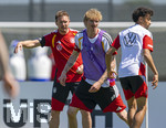 28.05.2026, Fussball DFB-Nationalmannschaft Deutschland, Trainingslager vor der WM in Herzogenaurach, im Homeground bei ADIDAS. Erste Trainingseinheit auf dem Adidas-Sportplatz, Bundestrainer Julian Nagelsmann (Deutschland) gibt Anweisungen, vorne: Nick Woltemade (Deutschland) 