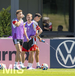 28.05.2026, Fussball DFB-Nationalmannschaft Deutschland, Trainingslager vor der WM in Herzogenaurach, im Homeground bei ADIDAS. Erste Trainingseinheit auf dem Adidas-Sportplatz, Leon Goretzka (Deutschland), Maximilian Beier (Deutschland), Alexander Pavlovic (Deutschland) trinkpause